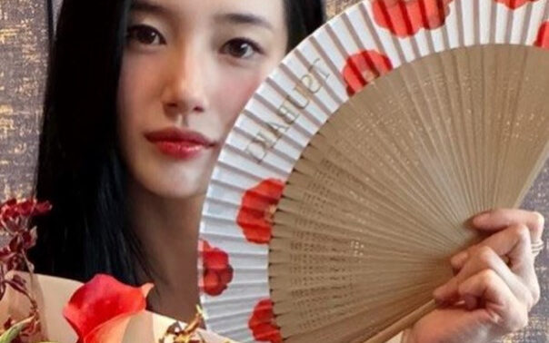 スジ、情熱の赤ドレス姿で魅了