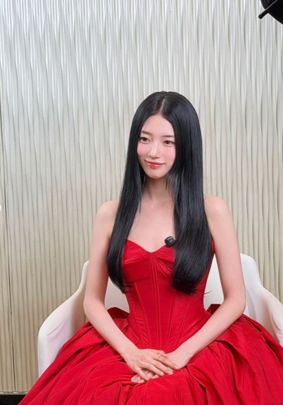 スジ、情熱の赤ドレス姿で魅了