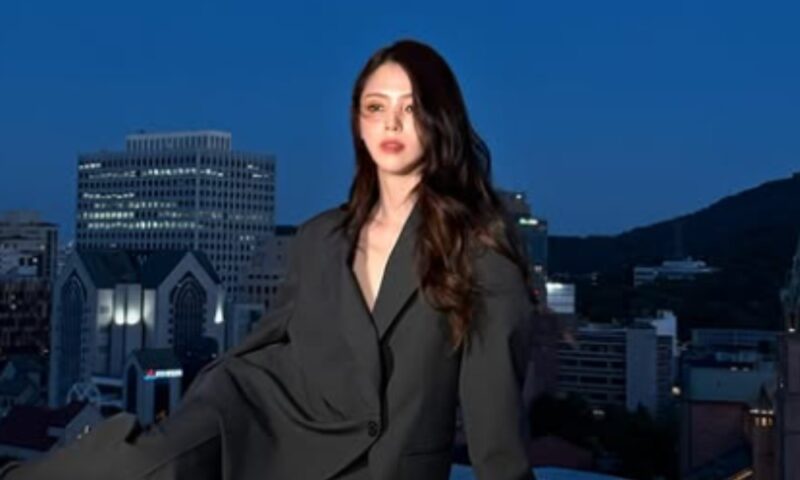 ハン・ソヒ、レザージャケット×ストッキングで退廃美炸裂!ソン・ヘギョも魅了したビジュアル