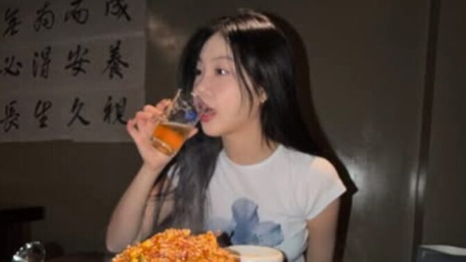 チーム脱退→ソロ転身の元アイドル、初伏に白鶏スープの大食い…美しいビジュアルが際立つ