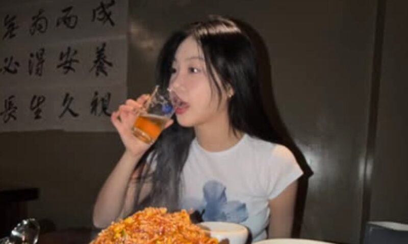 チーム脱退→ソロ転身の元アイドル、初伏に白鶏スープの大食い…美しいビジュアルが際立つ