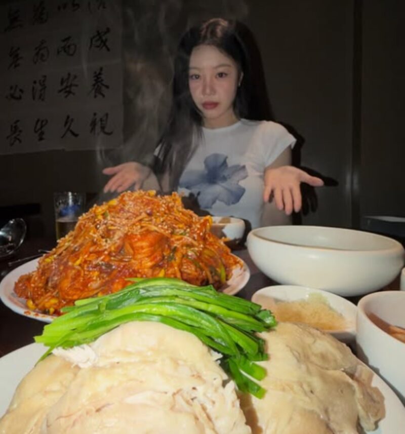 チーム脱退→ソロ転身の元アイドル、初伏に白鶏スープの大食い…美しいビジュアルが際立つ