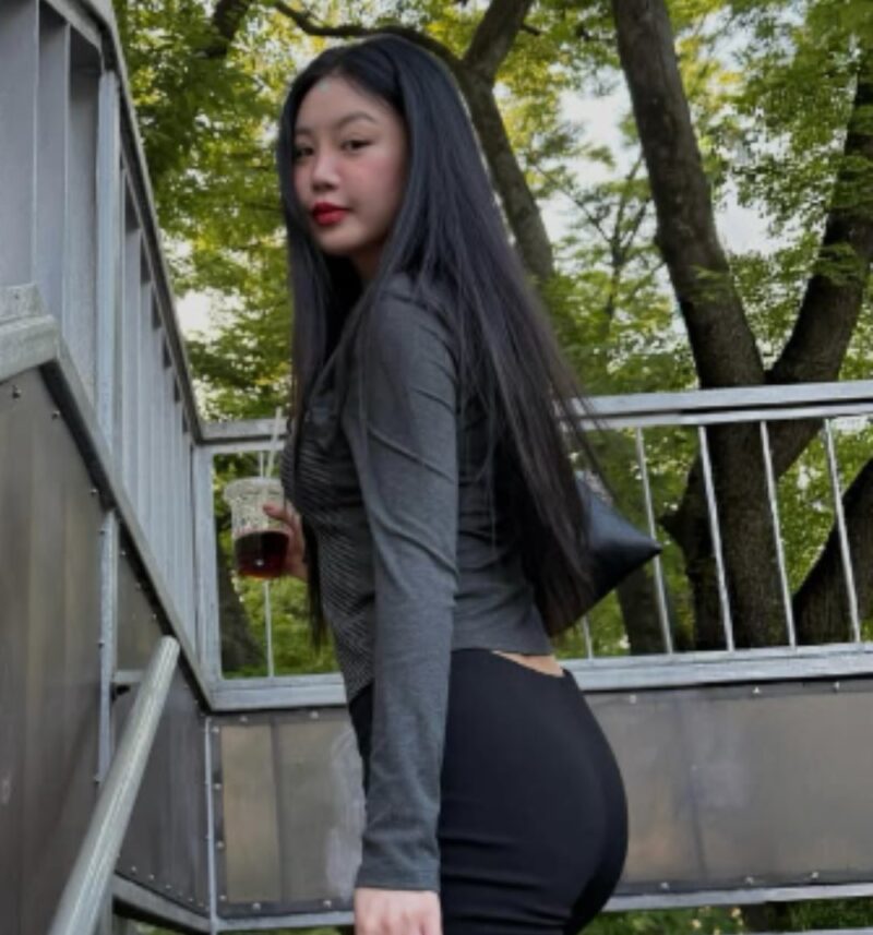 チーム脱退→ソロ転身の元アイドル、初伏に白鶏スープの大食い…美しいビジュアルが際立つ