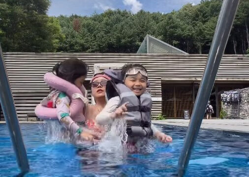 「育児の難易度高すぎ？」ミニョン、子供たちとのプール遊びにママたちから共感の嵐