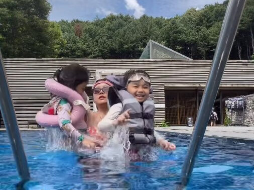 「育児の難易度高すぎ？」ミニョン、子供たちとのプール遊びにママたちから共感の嵐