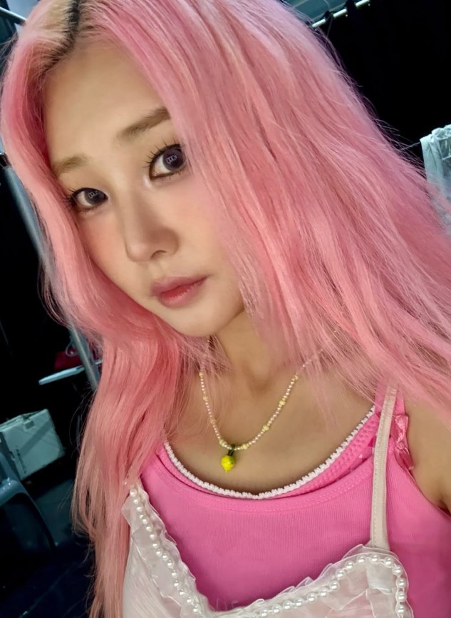 ハン・イソ、ピンクヘアに大胆イメチェン!新曲で見せる「妖精ビジュアル」が話題