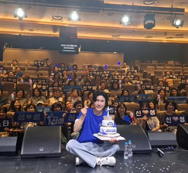 シンソン、ファンと過ごした誕生日コンサートが大盛況…「セレナーデ」で特別な思い出をプレゼント