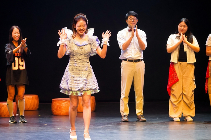 ユスビ、創作舞踊劇「踊るおばあちゃんたち」に特別出演