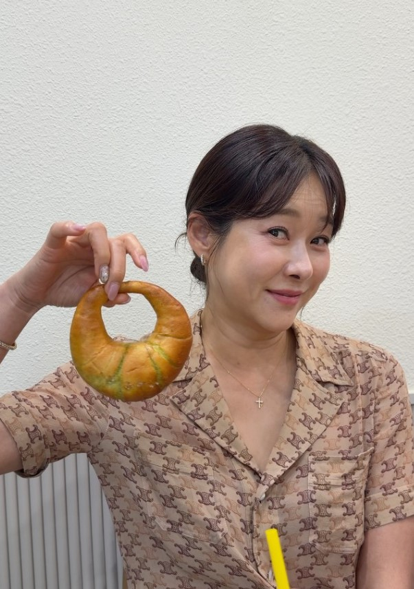 ヒョニョン、収録後に聖水洞でカフェデート…「同じ景色を見ているだけで幸せ」