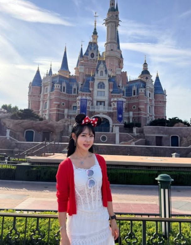 「幸せを感じるにも体力が必要」…キム・ギュリ、娘と上海ディズニーランドで過ごした思い出を公開