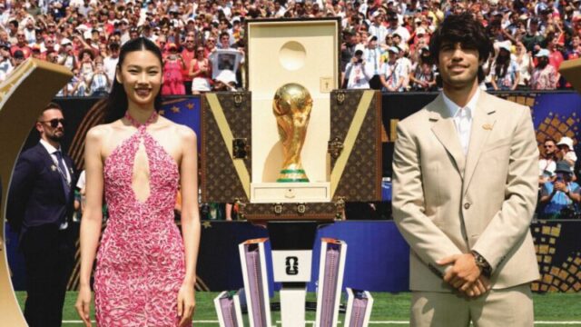 ルイ・ヴィトンがFIFAワールドカップ™2026決勝戦で公式トロフィー・トランクを披露！チョン・ホヨン＆カルロス・アルカラスが登場