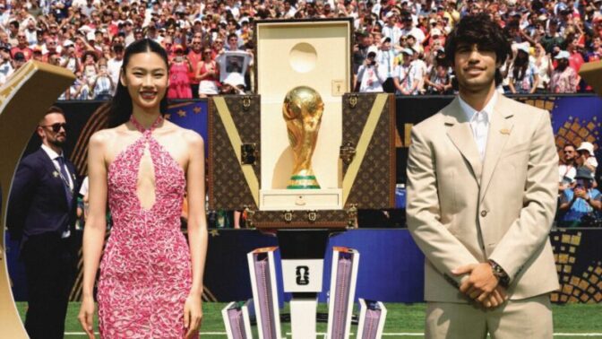 ルイ・ヴィトンがFIFAワールドカップ™2026決勝戦で公式トロフィー・トランクを披露！チョン・ホヨン＆カルロス・アルカラスが登場