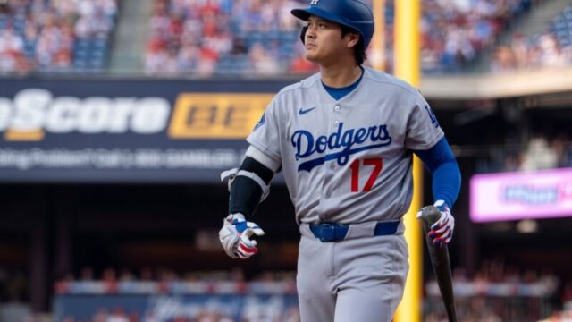 大谷翔平の膝の違和感、打撃への影響は？ロバーツ監督が否定「心配はしていない」
