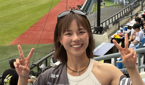 チュ・スジン、球場を照らす「野球の女神」…KTウィズ観戦ショット公開「野球楽しすぎる！」