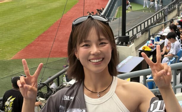 チュ・スジン、球場を照らす「野球の女神」…KTウィズ観戦ショット公開「野球楽しすぎる！」