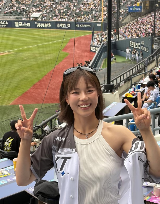 チュ・スジン、球場を照らす「野球の女神」…KTウィズ観戦ショット公開「野球楽しすぎる！」