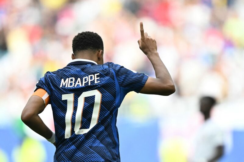 W杯無冠でもエムバペがバロンドール最有力！？スペイン優勝のロドリを抑えて支持率1位になった驚きの理由とは