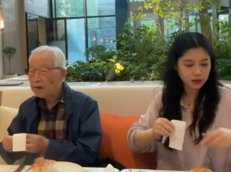 100歳の祖父を自ら介護、体外受精にも挑戦する芸能人夫婦