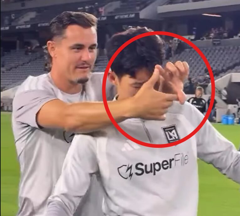 「ソニー、愛してる！」熱烈キスに“カメラ”ポーズ伝授も…LAFC主将、2戦連発のソン・フンミンを誰よりも大激賞！