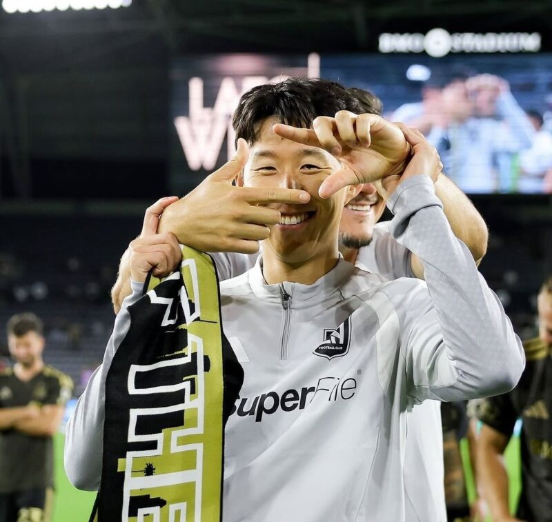 「ソニー！ソニー！」奇襲キスに“カメラ”ポーズも…LAFC主将、ソン・フンミンの待望弾を誰よりも歓喜