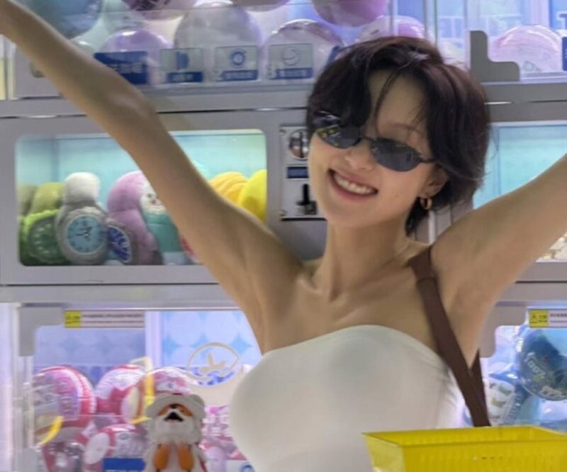 スリムになっても圧倒的グラマラス!MAMAMOOファサ、マカオの舞台裏で見せた無邪気な素顔&完璧ボディに熱視線