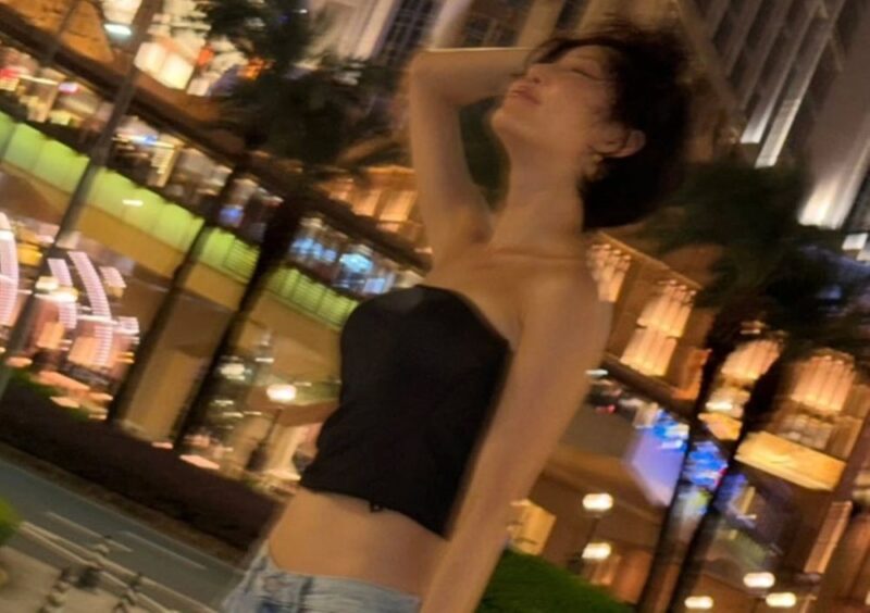 スリムになっても圧倒的グラマラス!MAMAMOOファサ、マカオの舞台裏で見せた無邪気な素顔&完璧ボディに熱視線