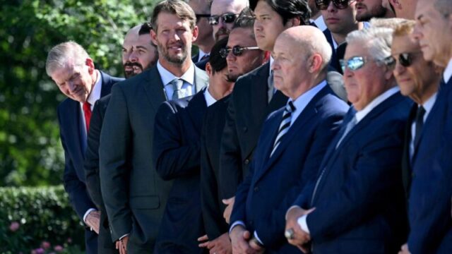 ドジャースがホワイトハウス訪問　トランプ氏がカーショーにまさかの質問「まだ現役で投げてるのか？」
