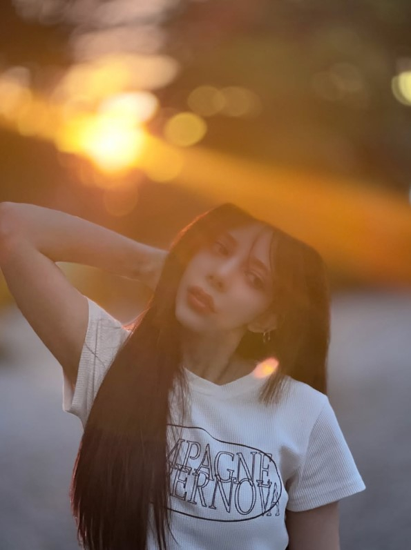 元ミス・イランのヘリン、海と夕日をバックに幻想的なグラビア公開…「どっちの雰囲気が好き？」