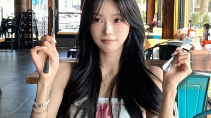 故チェ・ジンシルの娘チェ・ジュニ、服の山に寝そべる“大胆ルームウェア”姿に視線集中！あばら浮き出る超スリム体型＆タトゥーも公開