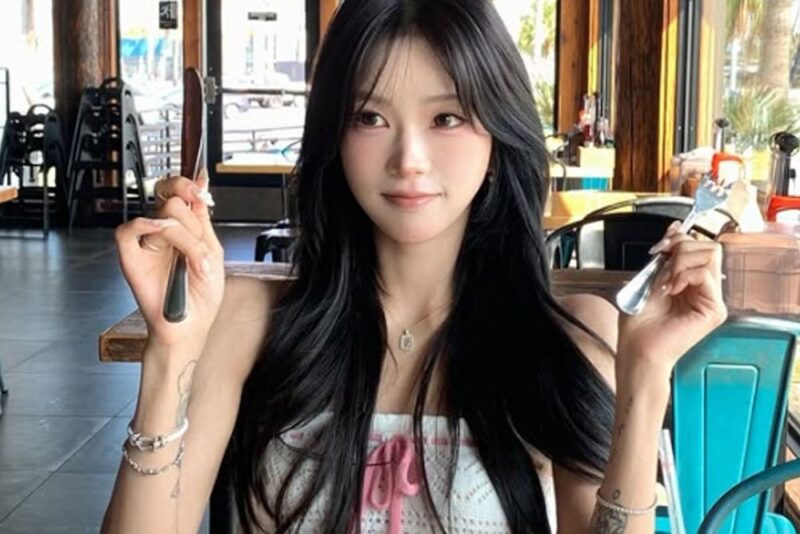 故チェ・ジンシルの娘チェ・ジュニ、服の山に寝そべる“大胆ルームウェア”姿に視線集中！あばら浮き出る超スリム体型＆タトゥーも公開