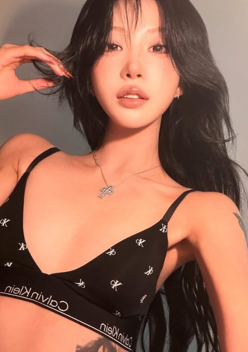 故チェ・ジンシルの娘チェ・ジュニ、服の山の上でドキッとするルームウェア姿…相変わらずの“骨と皮”ビジュアル
