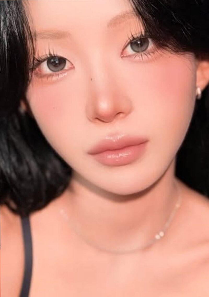 故チェ・ジンシルの娘チェ・ジュニ、服の山の上でドキッとするルームウェア姿…相変わらずの“骨と皮”ビジュアル