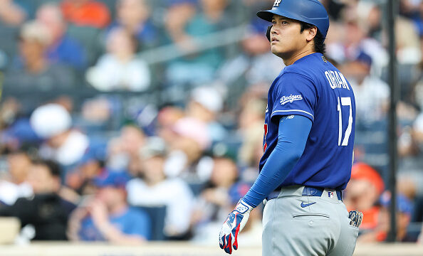 大谷翔平、二刀流復帰は延期へ…ブルペン投球中に膝の違和感が再発、ロバーツ監督「100％確信が持てるまでは登板させない」