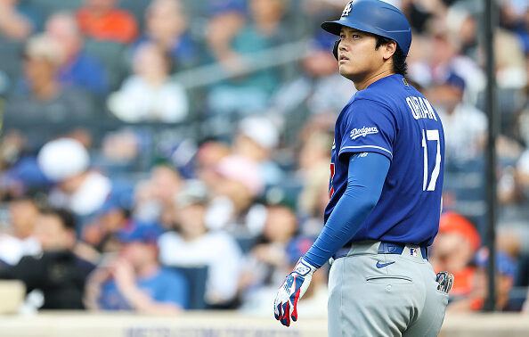 大谷翔平、二刀流復帰は延期へ…ブルペン投球中に膝の違和感が再発、ロバーツ監督「100％確信が持てるまでは登板させない」
