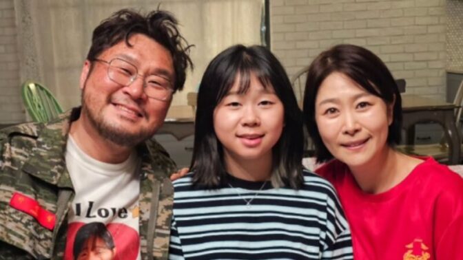 『キム部長』ユン・ギョンホの娘役イ・ナヨン、ドラマ家族との集合写真に反響「温かく迎えてくれて感謝」