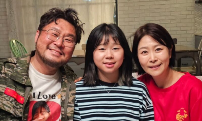 『キム部長』ユン・ギョンホの娘役イ・ナヨン、ドラマ家族との集合写真に反響「温かく迎えてくれて感謝」
