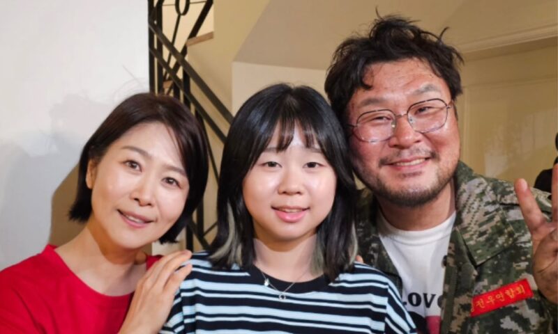 「김부장」ユン・ギョンホの娘、新しい家族と“パシャリ”…「温かく迎えてくれて感謝」母親が直接認証