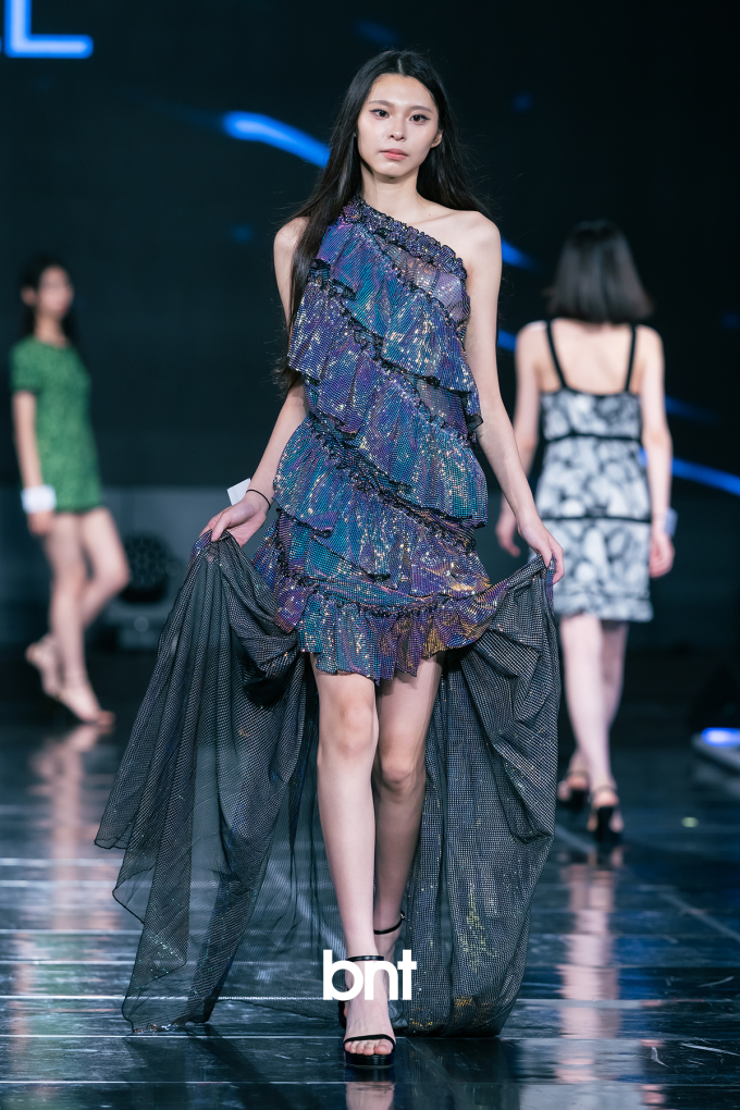 アン・セハン、多彩なルックを着こなす洗練されたカリスマ(Face of Korea)