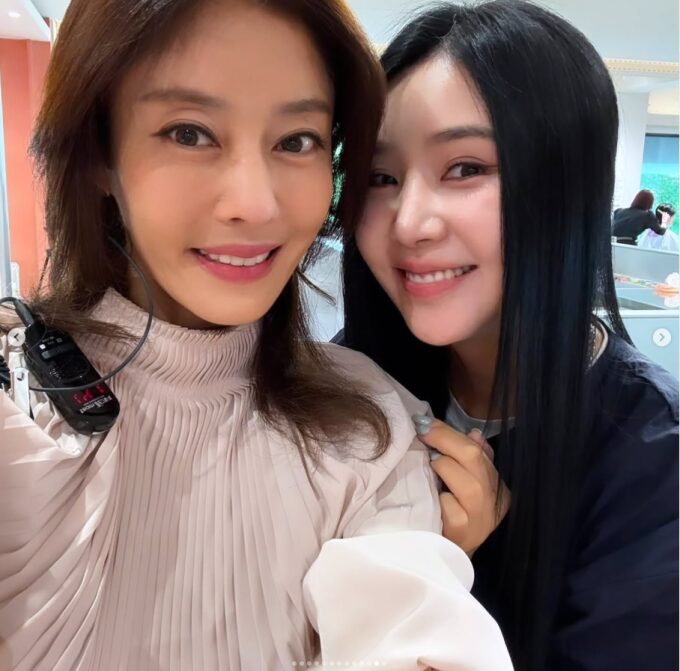 曹璐、イ・ジヒョンと美容室で再会！懐かしの2ショット公開