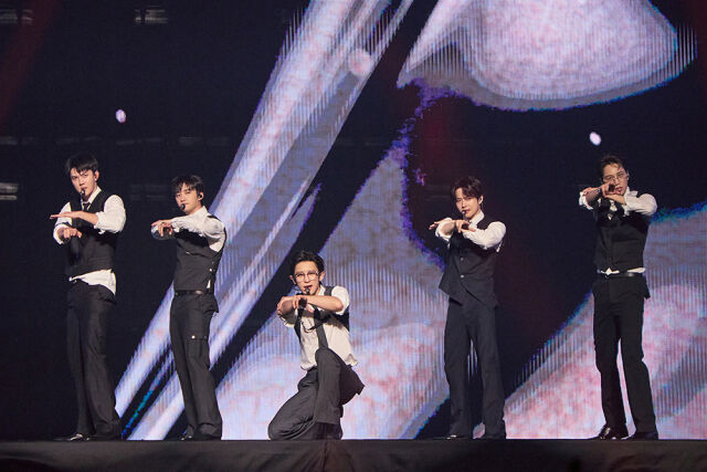 EXO、行く先々で全席完売…見せつけた「王の帰還」