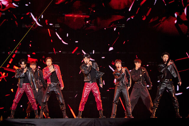 EXO、行く先々で全席完売…見せつけた「王の帰還」