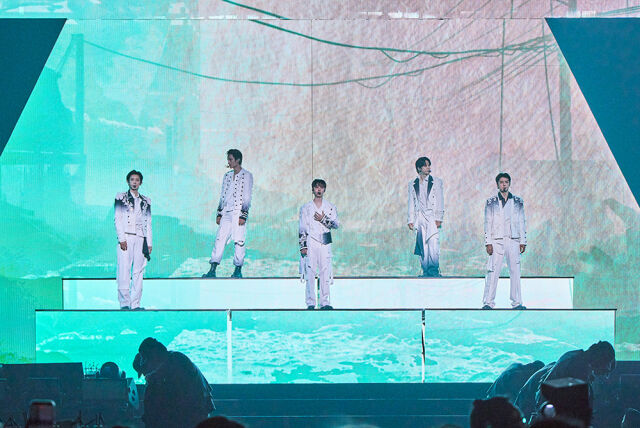 EXO、行く先々で全席完売…見せつけた「王の帰還」