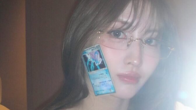 「それ、いくら？」TWICE モモが顔に貼ったポケモンカードの驚愕価格にファン衝撃