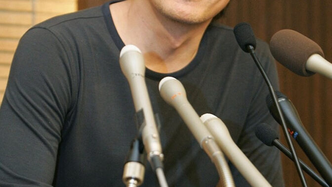 「日本推理小説の巨匠」東野圭吾さん、闘病の末に死去