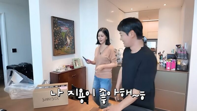 チャン・ドンゴンの妻コ・ソヨン、G-DRAGONとの親交を披露！コラボ商品をサプライズ宅配で受け取る「たまに送ってくれるの」