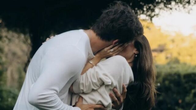歌手とNFLスターのビッグカップルが婚約！マディソン・ビア＆ジャスティン・ハーバートがプロポーズ写真を公開