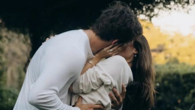 歌手とNFLスターのビッグカップルが婚約！マディソン・ビア＆ジャスティン・ハーバートがプロポーズ写真を公開
