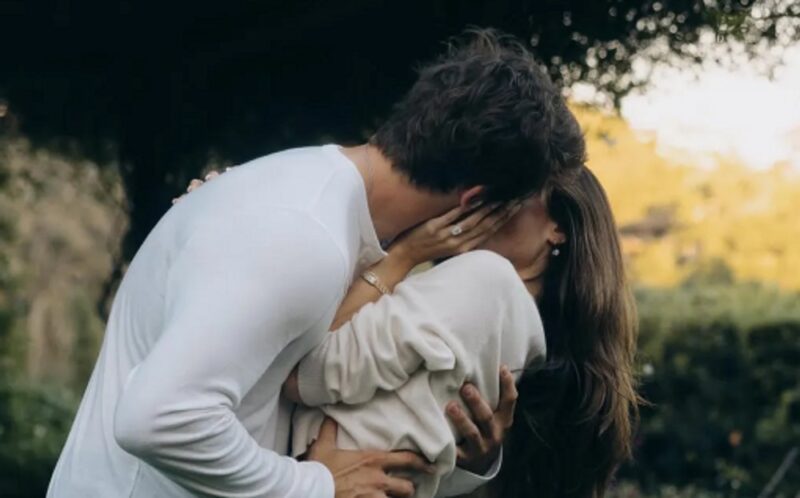 歌手とNFLスターのビッグカップルが婚約！マディソン・ビア＆ジャスティン・ハーバートがプロポーズ写真を公開