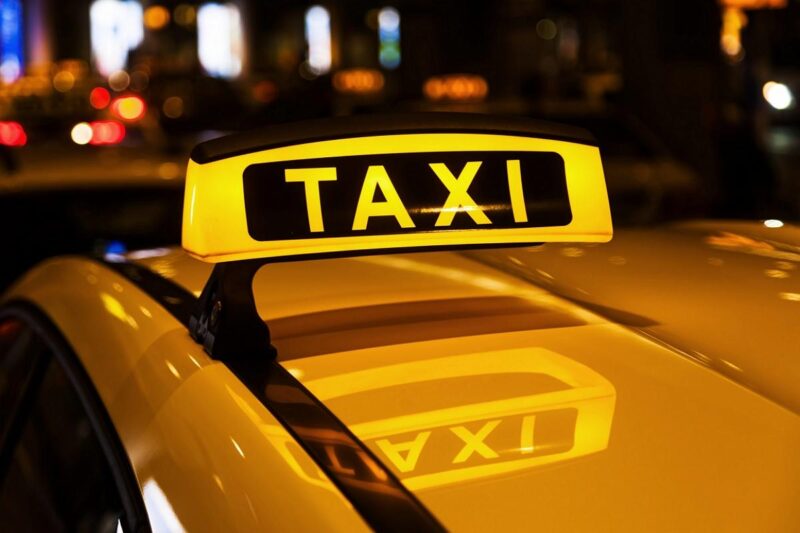 泥酔客が暴行…タクシー運転手が7メートル引きずられる惨事