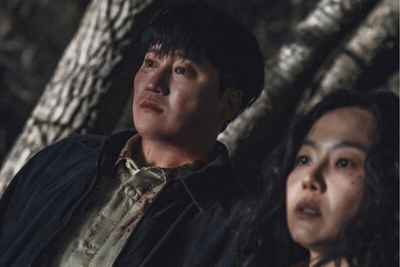 キム・デミョン、共演者と“血まみれ”姿に現場騒然…映画『結婚の完成』撮影現場を公開